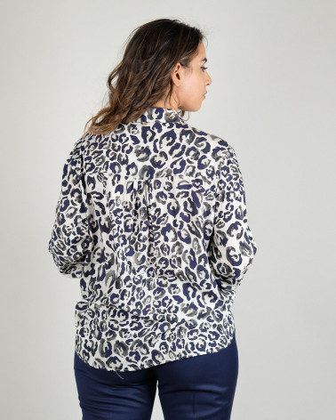 Blusa animalier con gioiello