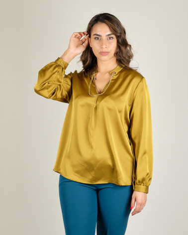 Blusa in raso con accessorio