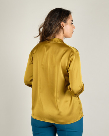 Blusa in raso con accessorio