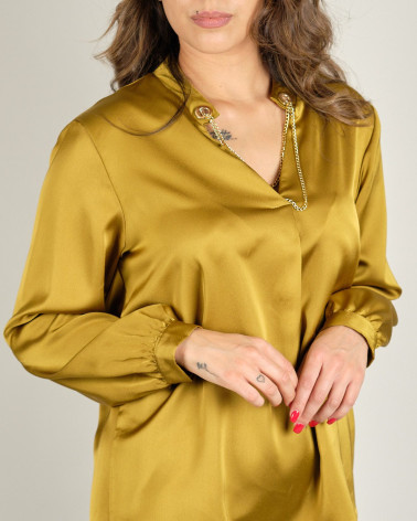 Blusa in raso con accessorio