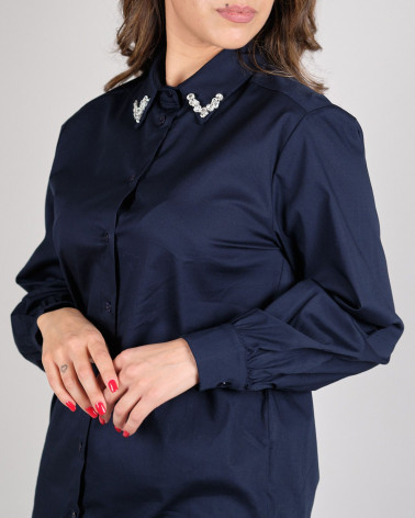 Camicia blu con gioiello