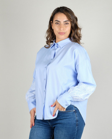 Camicia azzurra con pizzo