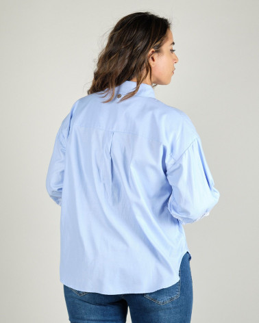 Camicia azzurra con pizzo