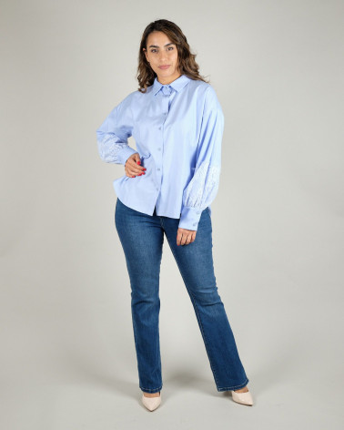 Camicia azzurra con pizzo