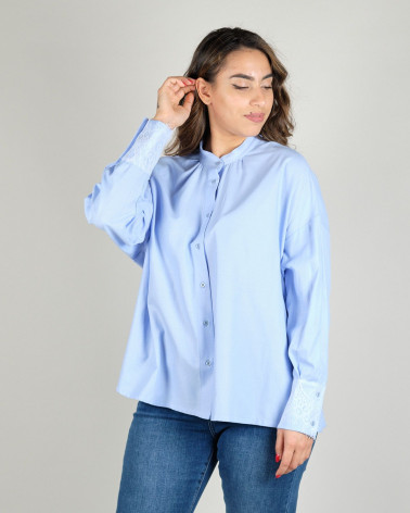 Camicia azzurra con pizzo su manica