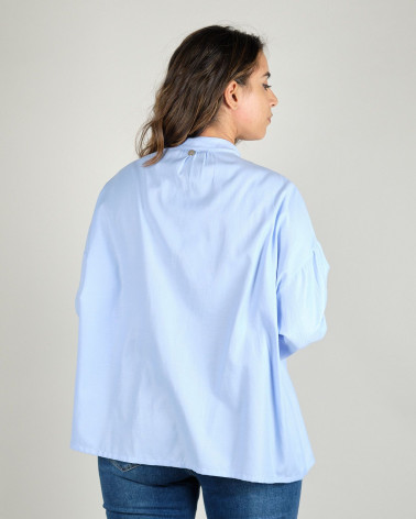 Camicia azzurra con pizzo su manica