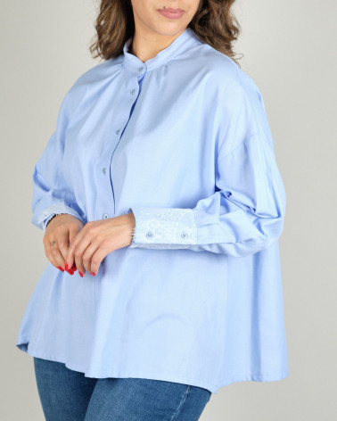 Camicia azzurra con pizzo su manica