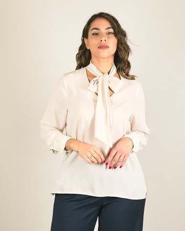 Blusa beige con fiocco e paillettes