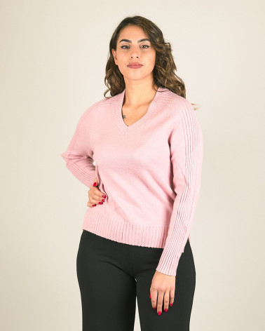 Maglia scollata con costine su manica