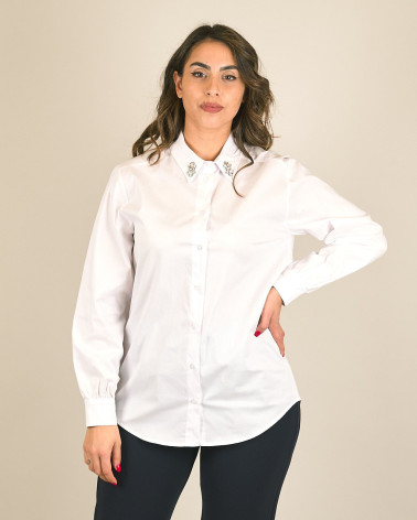 Camicia bianca in cotone con gioiello