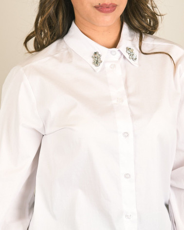 Camicia bianca in cotone con gioiello