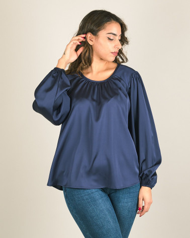 Blusa svasata in raso blu con manica a sbuffo