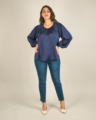 Blusa svasata in raso blu con manica a sbuffo