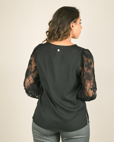 Blusa con manica lunga in pizzo e scollo a V