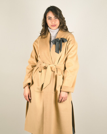 Cappotto vestaglia in panno con spilla a fiocco