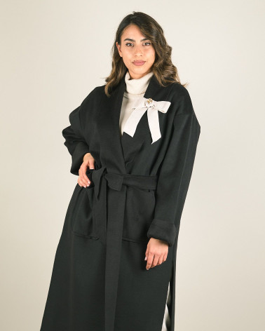 Cappotto vestaglia in panno con spilla a fiocco