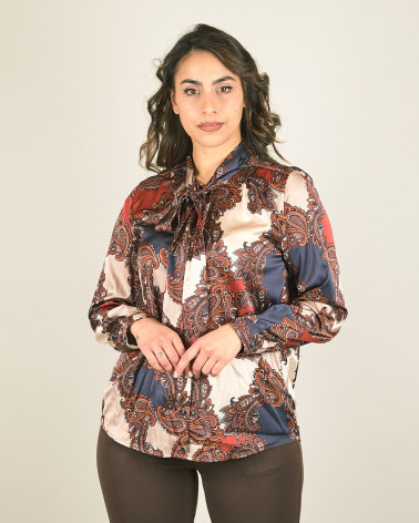 Camicia con scollo a foulard in fantasia astratta