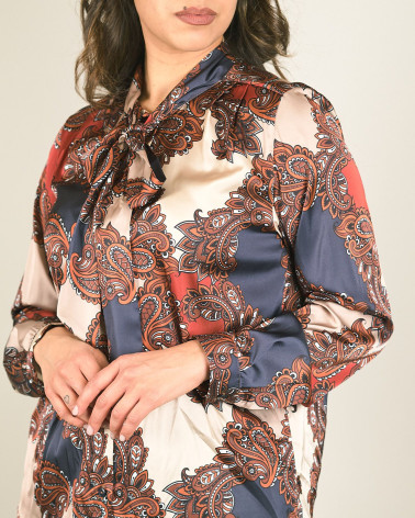 Camicia con scollo a foulard in fantasia astratta