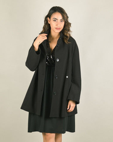 Cappotto nero con collo a cratere