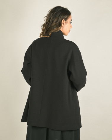 Cappotto nero con collo a cratere