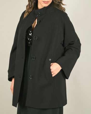 Cappotto nero con collo a cratere