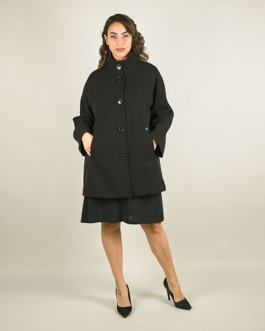 Cappotto nero con collo a cratere