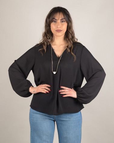 Blusa con collana decorativa