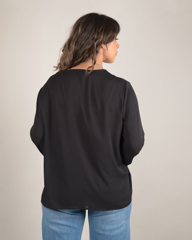 Blusa con collana decorativa