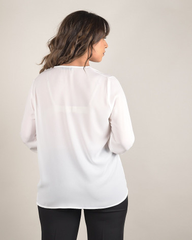 Blusa con dettaglio in gioiello