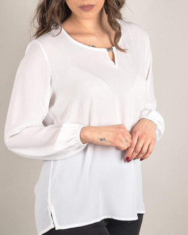 Blusa con dettaglio in gioiello