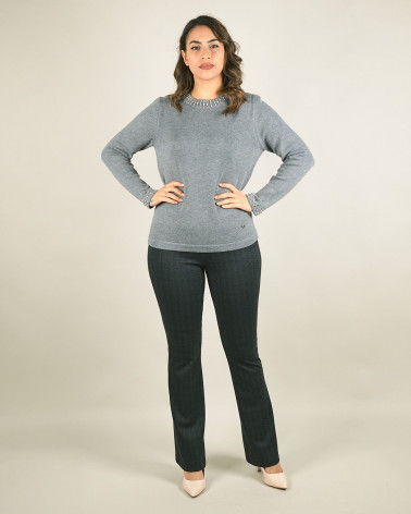 Maglia con applicazioni su scollo e polsi