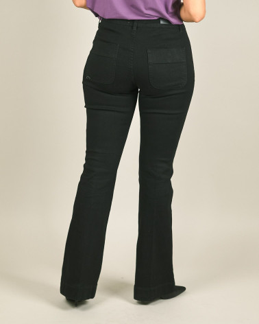 Jeans nero a zampa con tasche davanti