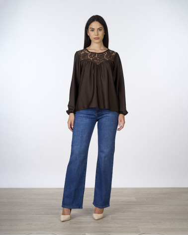 Blusa in raso marrone con inserto in pizzo