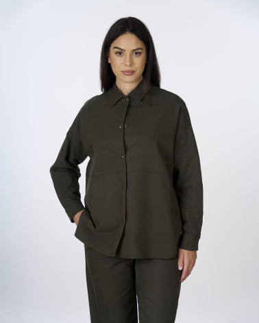 Camicia verde militare con bottoni a pressione