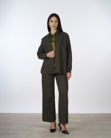 Camicia verde militare con bottoni a pressione