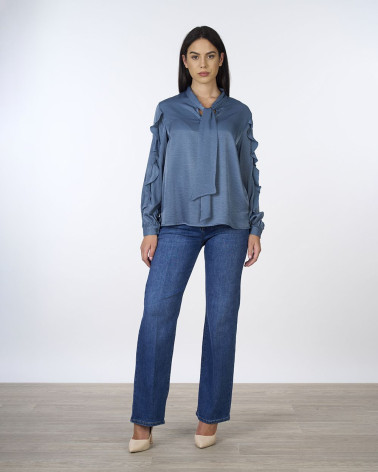 Blusa ottanio con fiocco e rouches