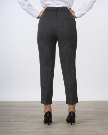 Pantaloni a sigaretta spigati