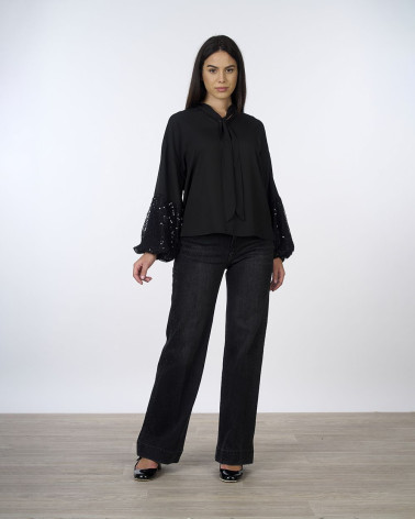 Blusa nera con maniche in paillettes