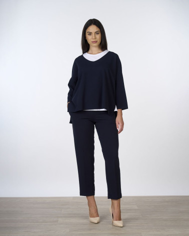 Maglia blu con sottotono bianco