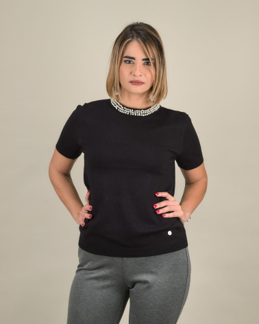Maglia con collo gioiello e maniche corte