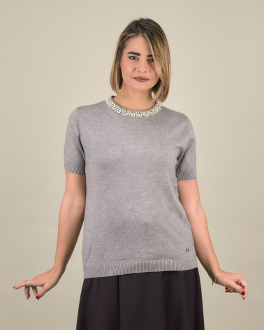 Maglia con collo gioiello e maniche corte