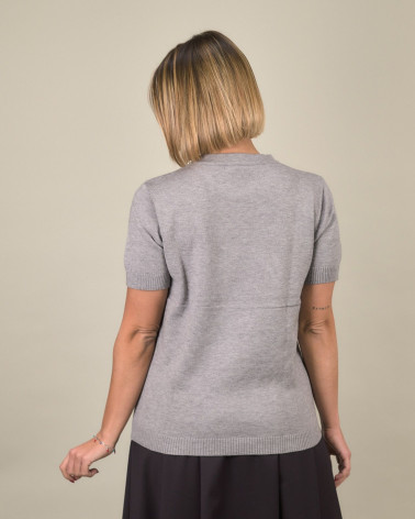 Maglia con collo gioiello e maniche corte