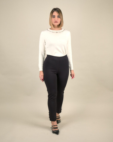 Pantaloni slim con bottoni sul fondo