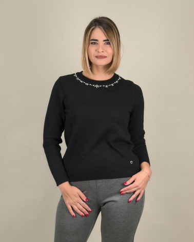 Maglia con applicazioni sullo scollo