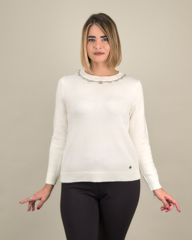 Maglia con applicazioni sullo scollo