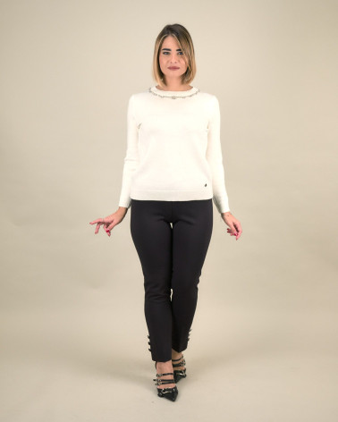 Maglia con applicazioni sullo scollo