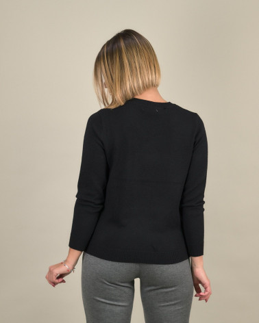 Maglia con applicazioni sullo scollo