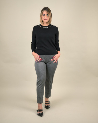 Maglia con applicazioni sullo scollo