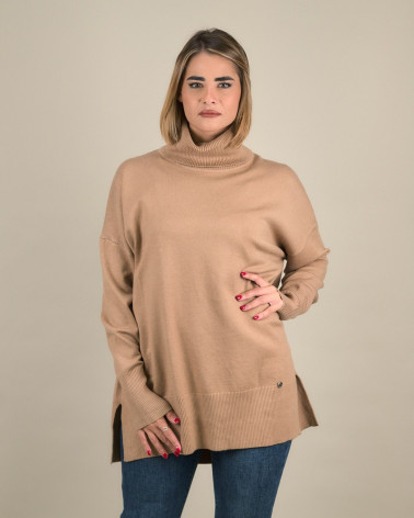 Maglia over con collo alto