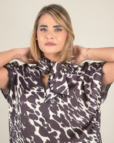 Blusa animalier con fiocco